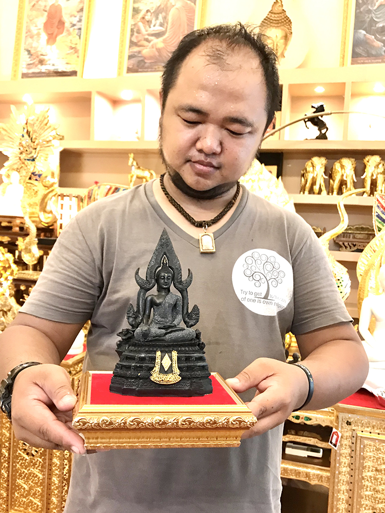 พระพุทธชินราช จากแร่นิล เช่าบูชา 2800 บาท