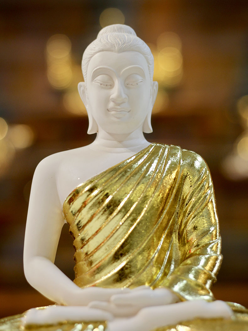 พระพุทธรูปปางสมาธิ สีขาว ปิดทอง