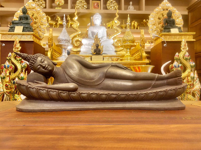 พระพุทธรูปปางปรินิพพาน จากเนื้อ แร่เขาอึมครึม จังหวัดกาญจนบุรี ทั้งองค์