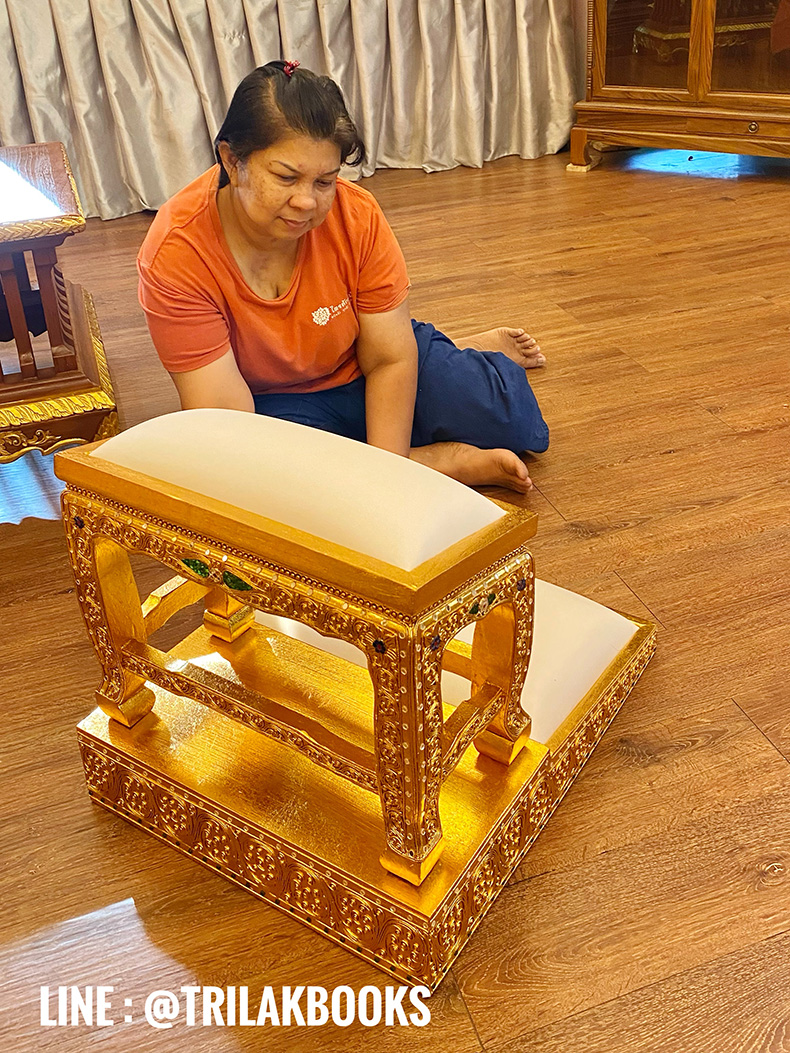 โต๊ะกราบพระ งานไม้แกะสลัก เดินลายเส้นทอง ลงรักปิดทอง ราคา 5500 บาท