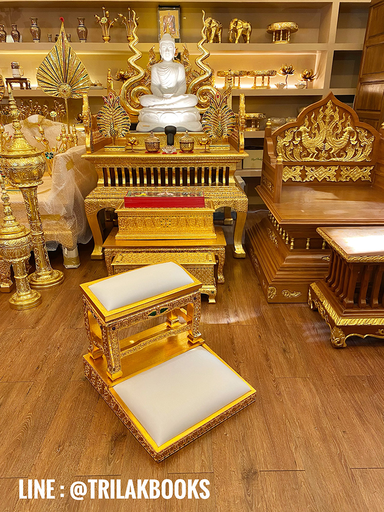 โต๊ะกราบพระ งานไม้แกะสลัก เดินลายเส้นทอง ลงรักปิดทอง ราคา 5500 บาท